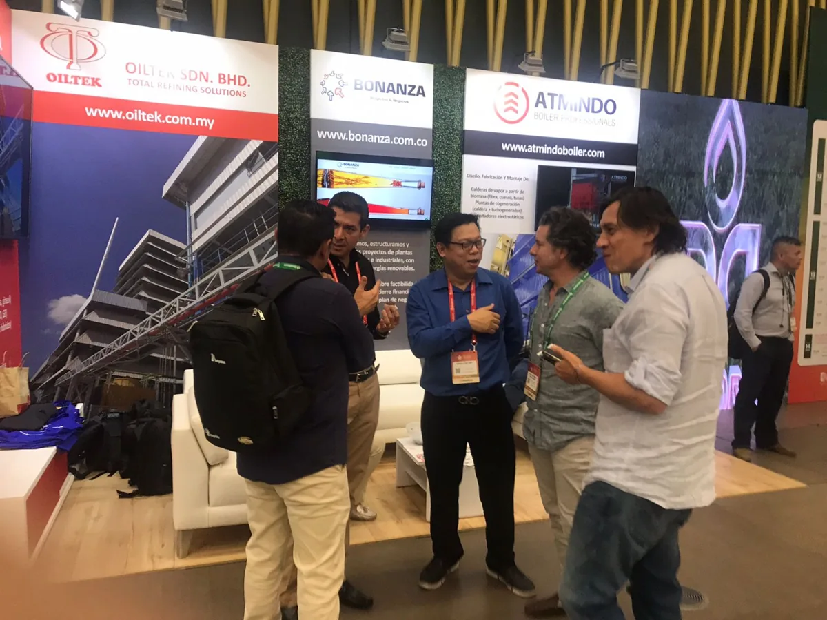 Intercambio técnico corporativo en una exposición de tecnología industrial