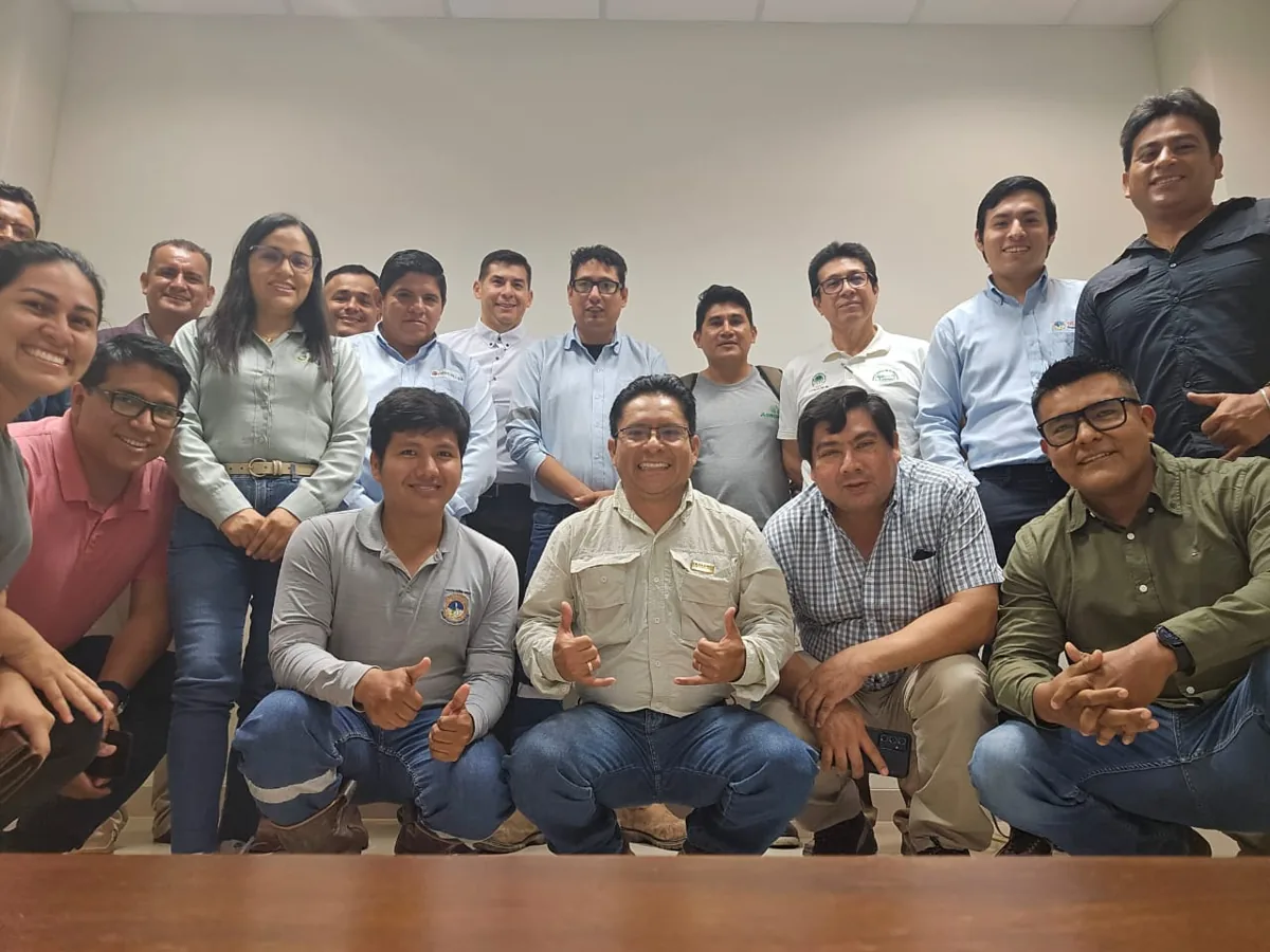 Grupo de profesionales durante una reunión técnica corporativa